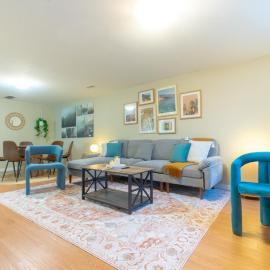Warm Modern Stay - 10 mins to Airport & Downtown