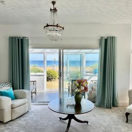 Seafront Escape with Amazing Sea Views and parking, hotel a Chestfield