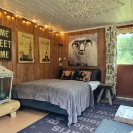 Gårdshytte med lavvu, hund tillatt, sauna, hotel in Åseral