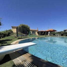 4 bedroom Luxury Villa with Swimming Pool and Lush Gardens Close to City & Beach