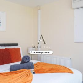 4 Bed House, With Garden, Close To Gatwick