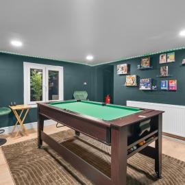 Luxury Home, Sleeps 12, Pool Table, Free Parking