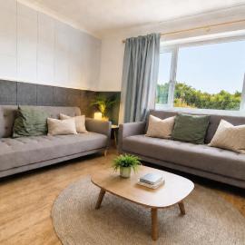 Stupton House, Large 3 Bed House that Sleeps 8 with Full Size Pool Table & FREE Parking - Hosted by Stay Host Save