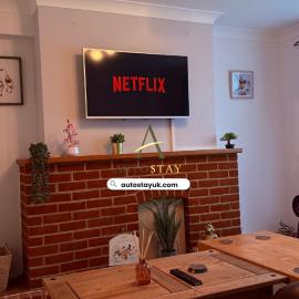 Spacious 3 Bed House In Horley With Long Driveway, хотел в Хорли