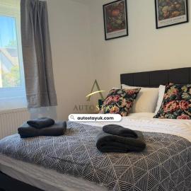 Pet Friendly 3 Bedroom House in Horley near Gatwick Airport with Garden and Free Parking, hotelli Horleyssä