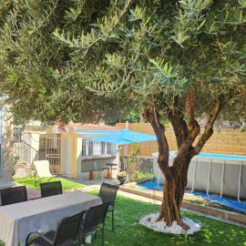 Pretty and comfortable outbuilding with swimming pool and garden, hotel di Menton