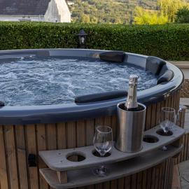 Bryn-Y-Wawr - 5 Bedroom Retreat with Hot Tub