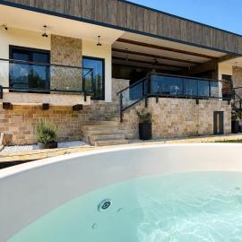 Apartment Casa Amore Vrujci - Pool and Jacuzzi, hotel Gunjica városában