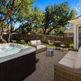 Modern 3bd 2ba House , Near Austin, Free Wifi and Hot tub