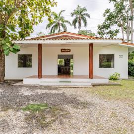 Casa Martin Cahuita Charming Spanish Home, hotel di Cahuita