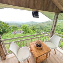 A private offgrid glass mountain cabin Accessible by ATV With Starlink Wi-Fi and panoramic views、Camilingのホテル