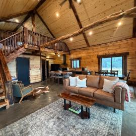 The Timber Haus - Log Cabin Near Trails & Lakes, Hotel in Danbury