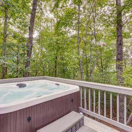 Woodsy Retreat w/ Deck & Views in Dahlonega!, hotel a Dahlonega