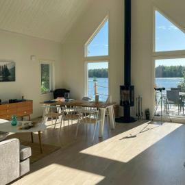 Newly built summer house by lake in Sala, hotel sa Sala