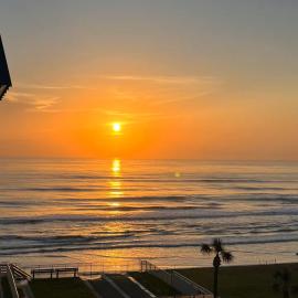 Stunning 2bd 2ba Condo - Ocean Front Complex in New Smyrna Beach, hotell i New Smyrna Beach