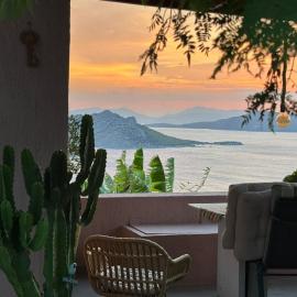 La Casa Del Sol Villa Aegina, hotel v destinaci Aegenitissa