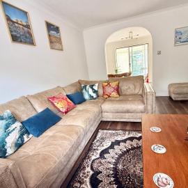 Blorenge View House-Modern Spacious 3-Bedroom - Private parking, khách sạn ở Abergavenny