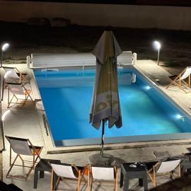 Chambre lumineuse avec piscine، فندق في Rimeize
