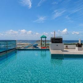 Luxury 3BR - Airport Pickup - Rooftop SeaView Pool Gym Terrace Near Airport, Hotel in Hulhumalé
