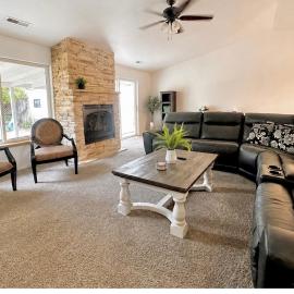 HOT TUB! King Bed-Firepitt-Near Airport& Freeway, hotelli kohteessa Medford