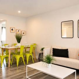Central 3BR Apt Near Americana, hotelli kohteessa Glendale