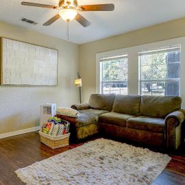 Walk to AT&T Stadium! Bright Home w/ Private Yard, Hotel in Arlington