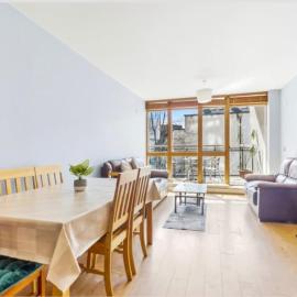 Spacious Apartment 3-Bed Sleeps 6 and Parking