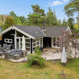 Holidayhome With Sauna And Spa Close To The Beach، فندق في Højby