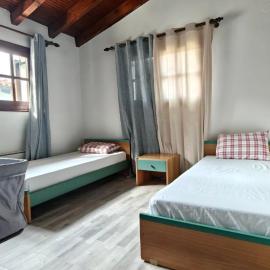 Iniochos guesthouse - pool bar, Hotel in Komniná