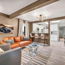 Steps from Spa - Sleeps 4 - Near CVNP, hotel a Cuyahoga Falls