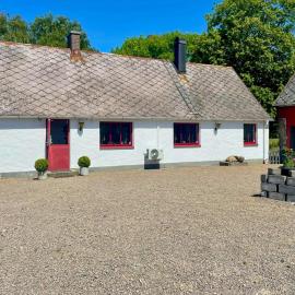 Beautiful house on a quiet farm near Viken harbour, hotel di Viken