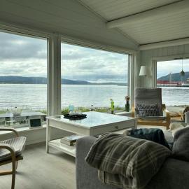 Restored 1950s cabin five metres from the shore, готель у місті Bakken