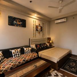 The Sunlit Omaxe ITC - Smart Self Check-in Apartment Near Expo Mart, Alpha II, Pari Chowk, Greater Noida