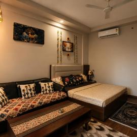 Cozy Stay at Sunlit Omaxe ITC