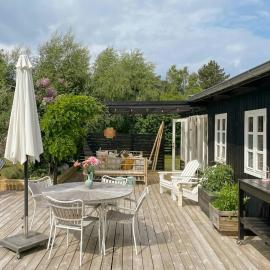 Cosy beach house close to the sea and jetty