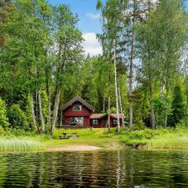 Timber cabin with sauna by the lake in Isaberg, hotel a Hestra
