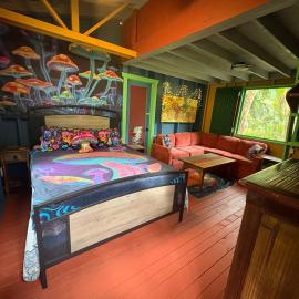 RV in a Rainforest Tree - A fun, unique, magical jungle experience!: Pahoa şehrinde bir otel