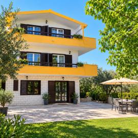 Apartments Villa Annika, hotel en Slatine
