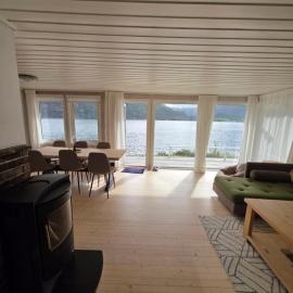 Cozy cabin by the waterfront, tranquility, nature, and fjords, хотел в Йорпеланд