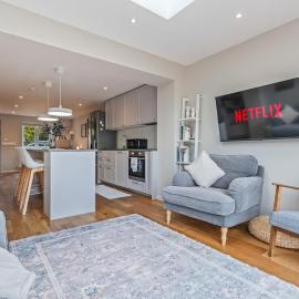 Bracknell - Modern 3 Bed House - Free Parking, Sleeps 5, hotel a Binfield