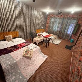 Aziz Guest House Near dal lake