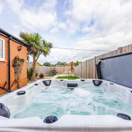 The Old Well House with Luxury Hot Tub, hotel a Anslow
