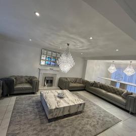 Elegant marble residence in the heart of Berkshire, hotel a Earley