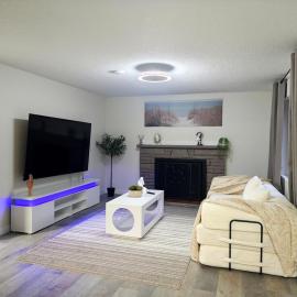 Renovated 2BR Home, Private Patio, Sleeps 6, מלון ברנטון