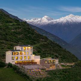 Endless Summer Cloudscape Hot Springs Siguniang Mountain, hotel em Mount Siguniang