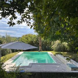 Ferme basque avec piscine et vue campagne, proche des plages