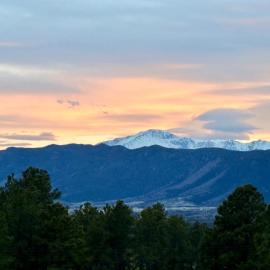 Pikes Peak Views + 6acre + Hot Tub + min to USAFA, hotel en Monument
