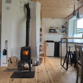 Cozy apartment with a fireplace in Loksa