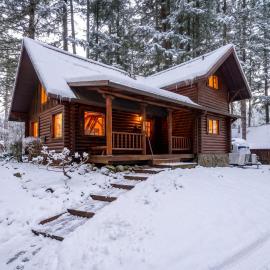 Basecamp Compound - Hot Tubs & Highland Cows