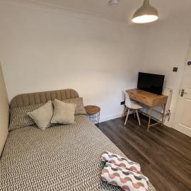 Contractors Welcome Cozy Double Room with Private Off-Bathroom Near Hospital and shops